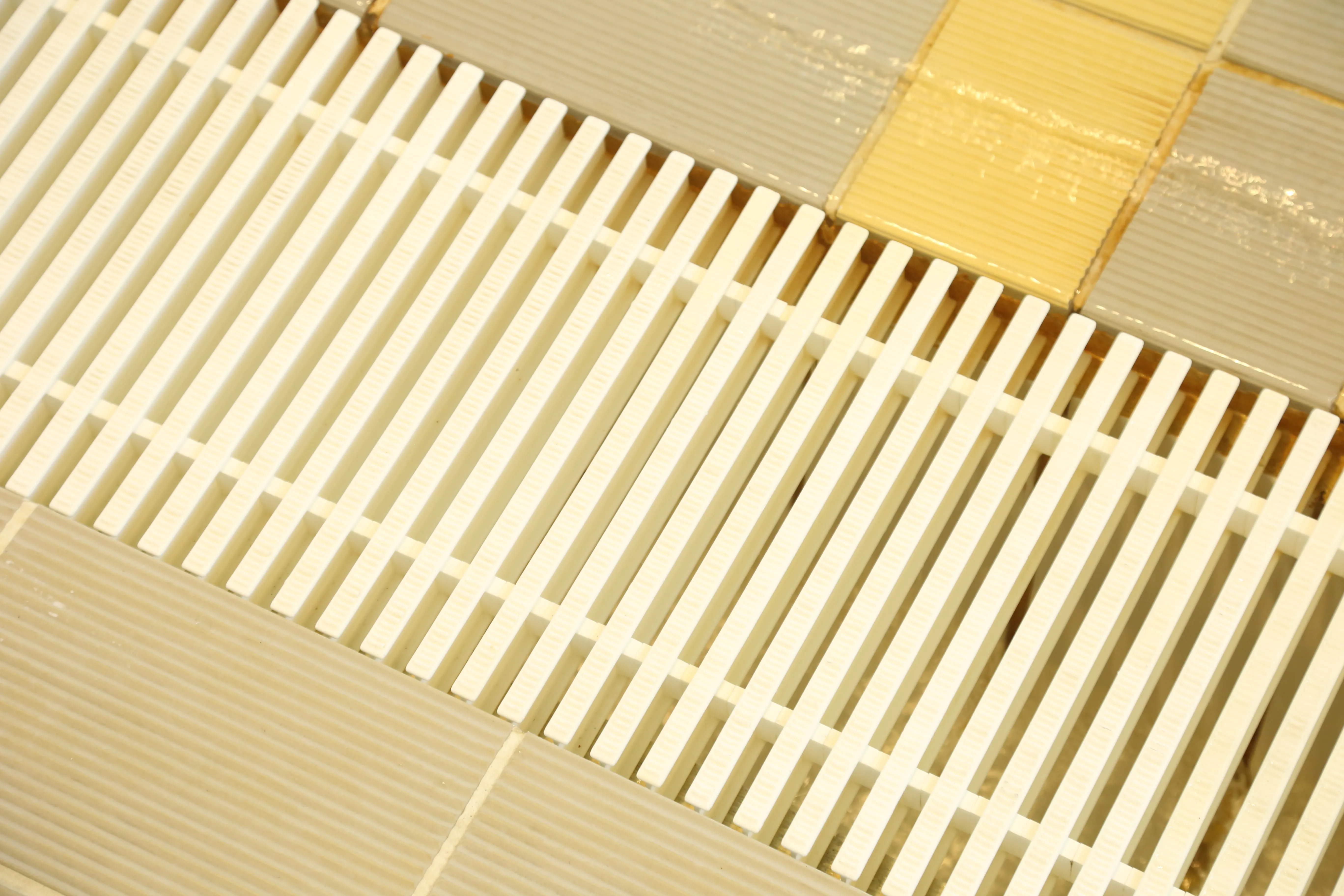 Производство и эксплуатация переливных решеток для бассейна