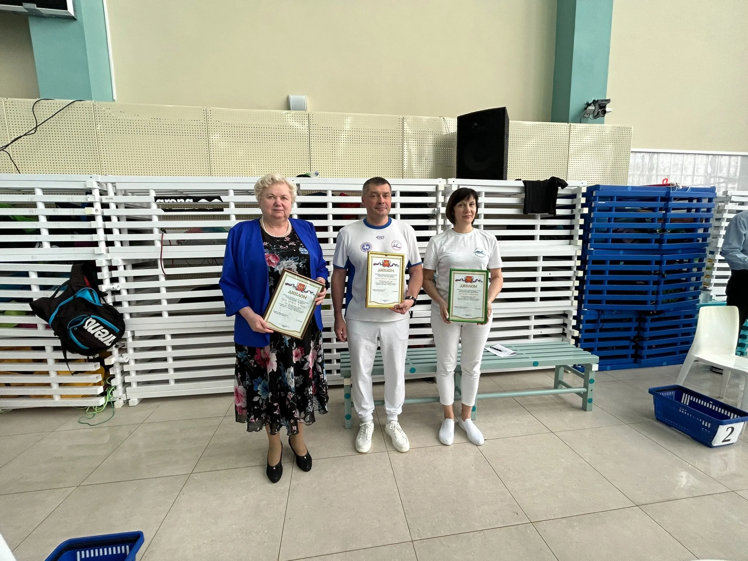 Шкаф–стеллаж 3–секционный закрывающийся