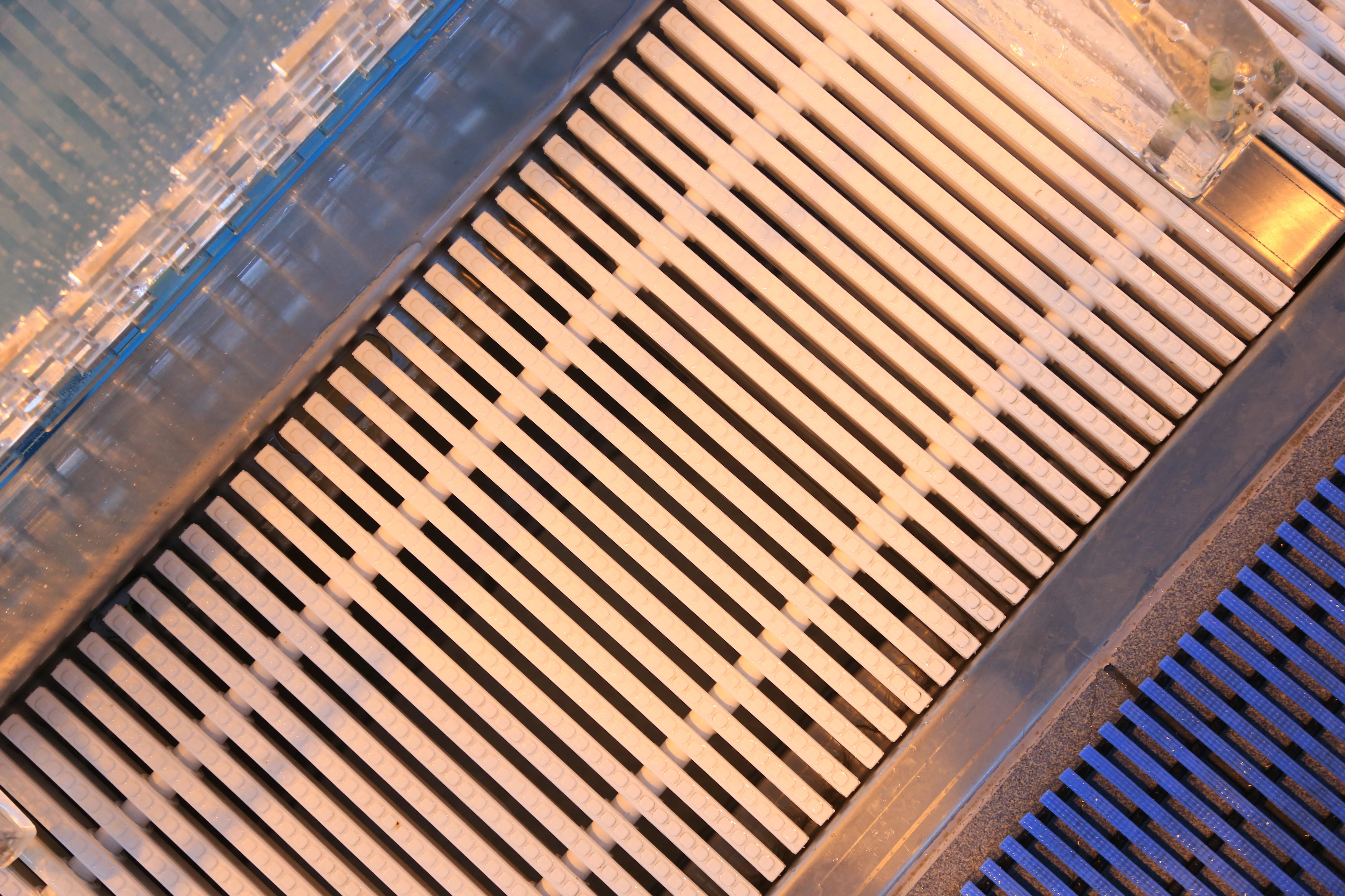 Производство и эксплуатация переливных решеток для бассейна